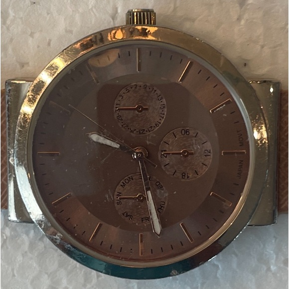 Accutime rose face beige leather band glow in the dark Japanese movement women’s - Picture 6 of 7